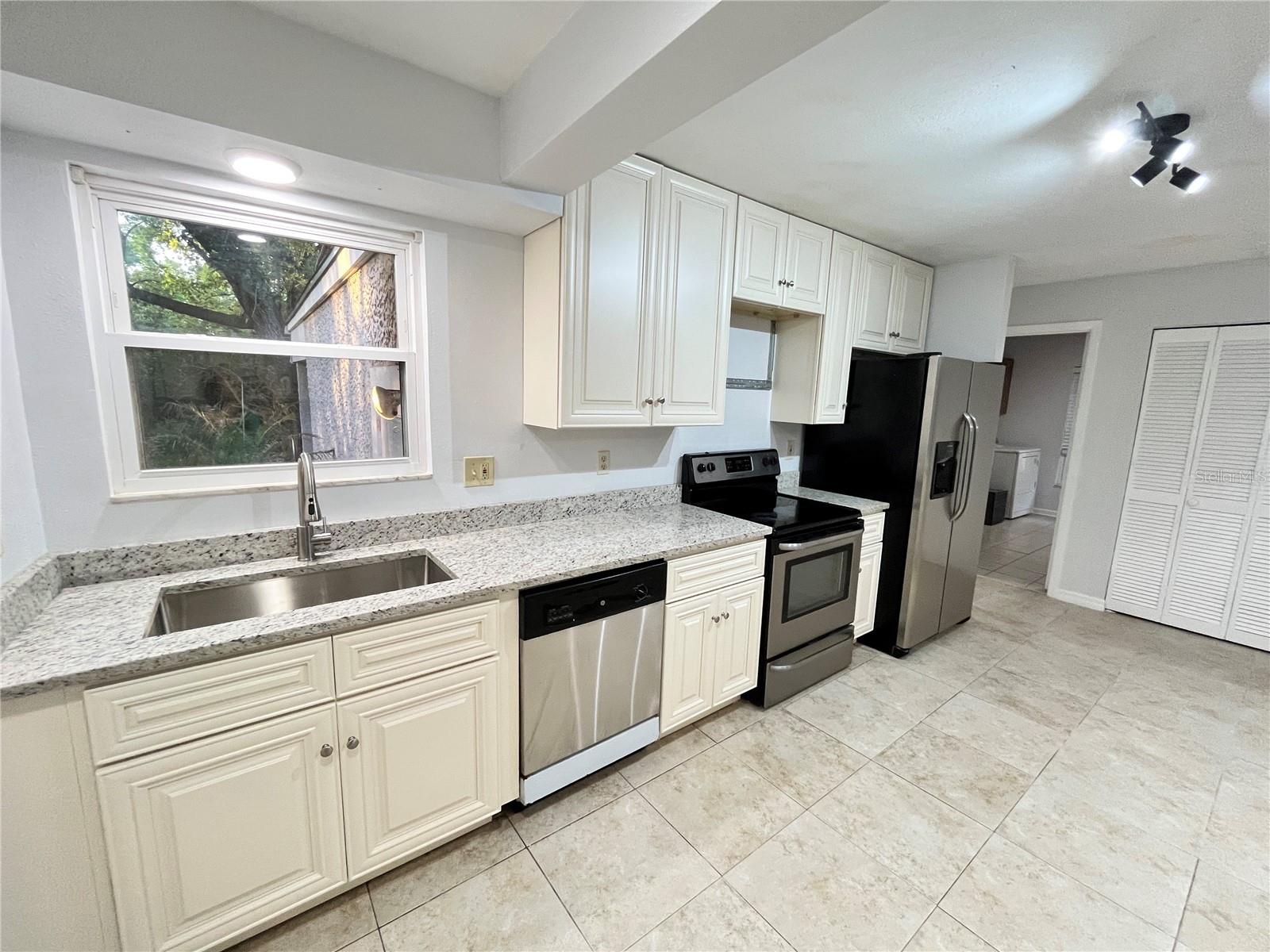 6 ROBINWOOD DR, LONGWOOD, FL, 32779