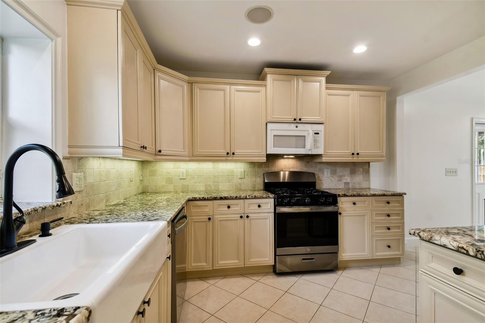 2918 W COACHMAN AVE, TAMPA, FL, 33611