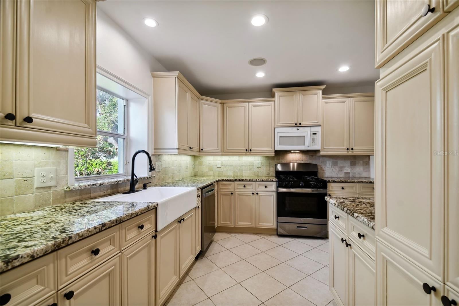 2918 W COACHMAN AVE, TAMPA, FL, 33611