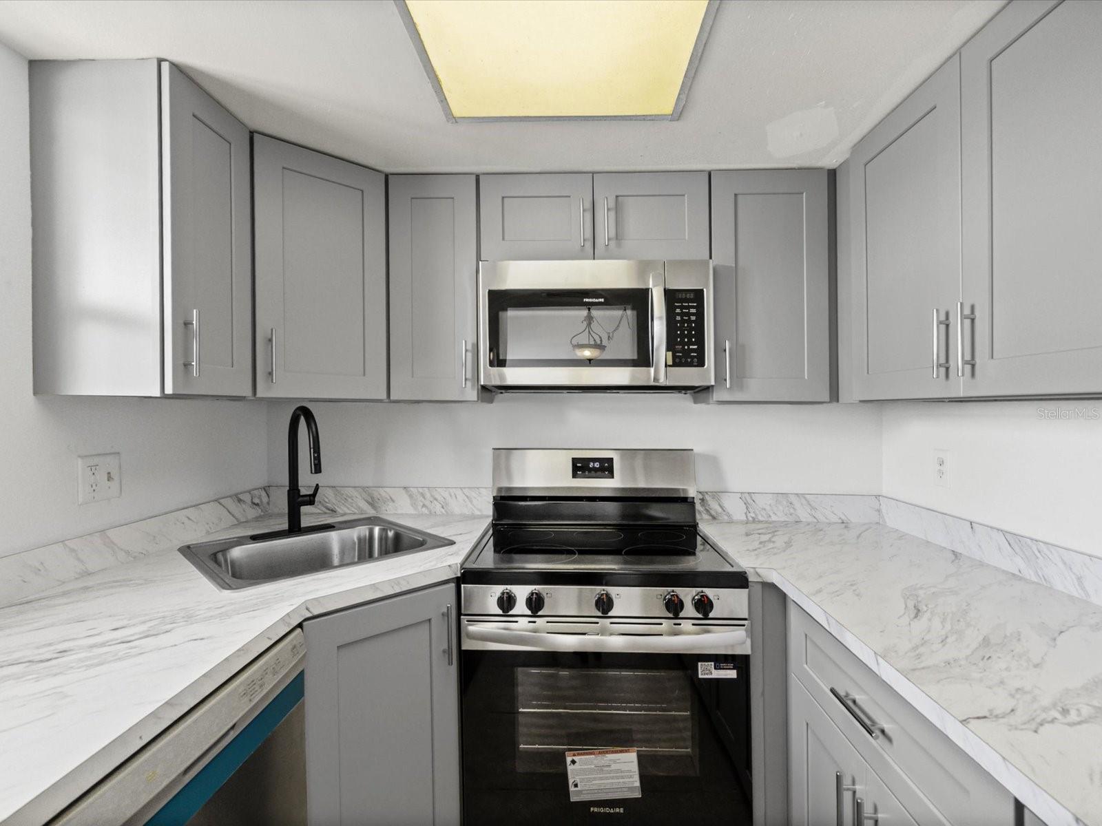 BEAUTIFUL NEW KITCHEN AND ALL NEW APPLIANCES