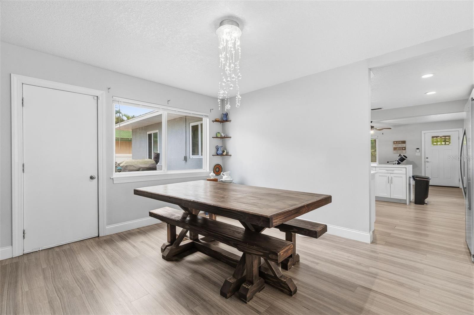 Dining area connecting kitchen + living spaces