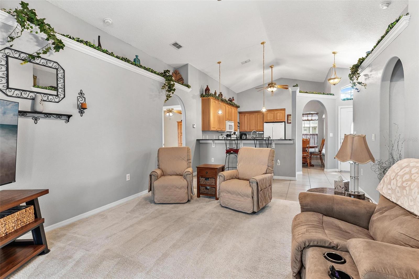 93 FAIRWAY CIR, UMATILLA, FL, 32784