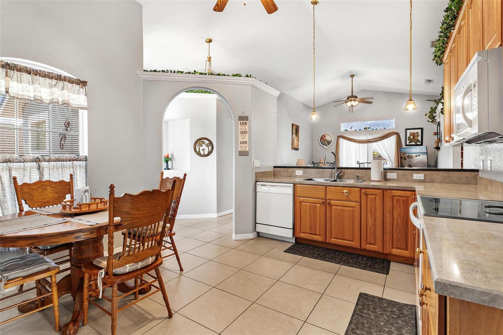 93 FAIRWAY CIR, UMATILLA, FL, 32784
