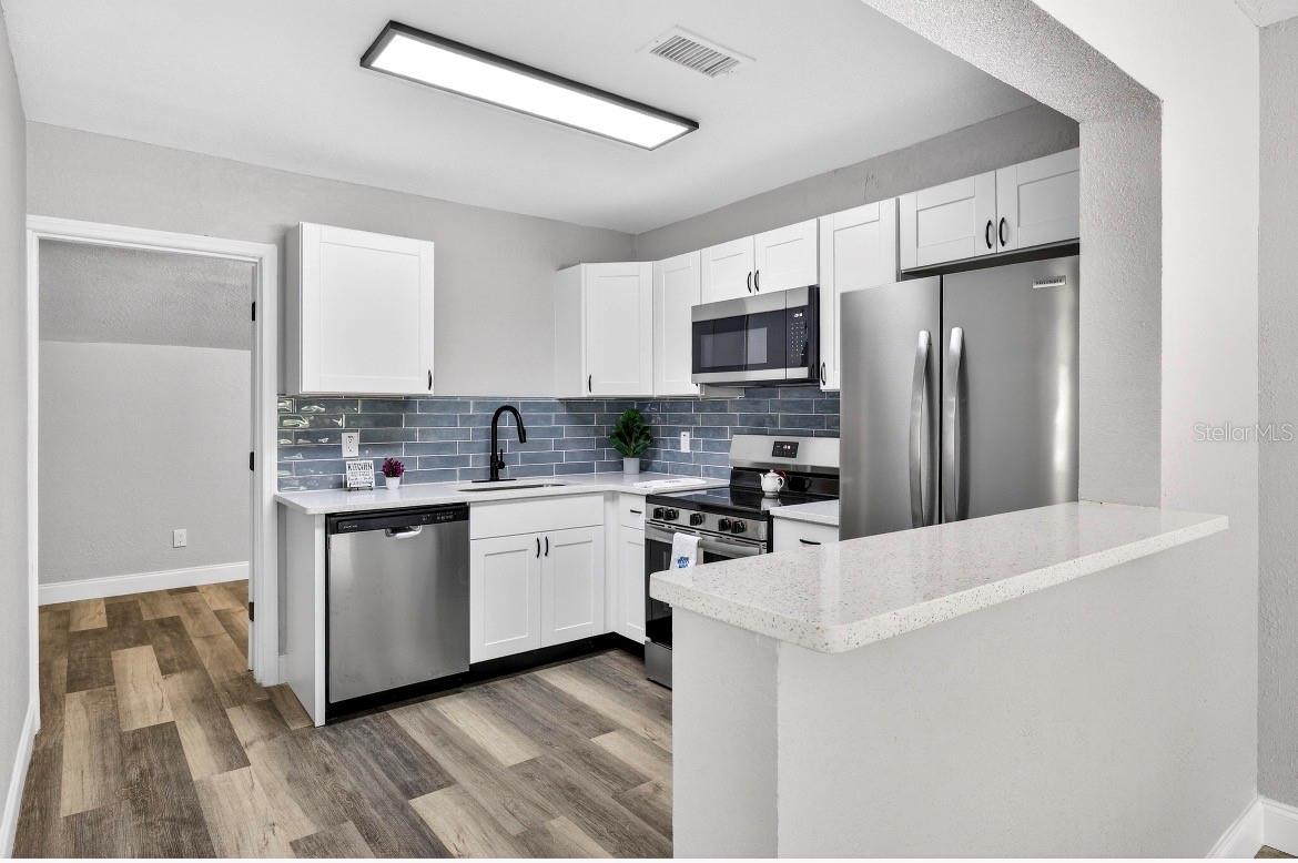 KITCHEN AND BREAKFAST BAR