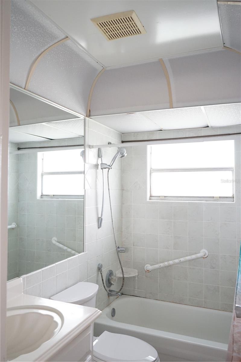 101 CAMBRIDGE TRL #205, SUN CITY CENTER, FL, 33573