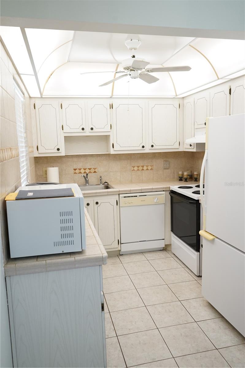 101 CAMBRIDGE TRL #205, SUN CITY CENTER, FL, 33573