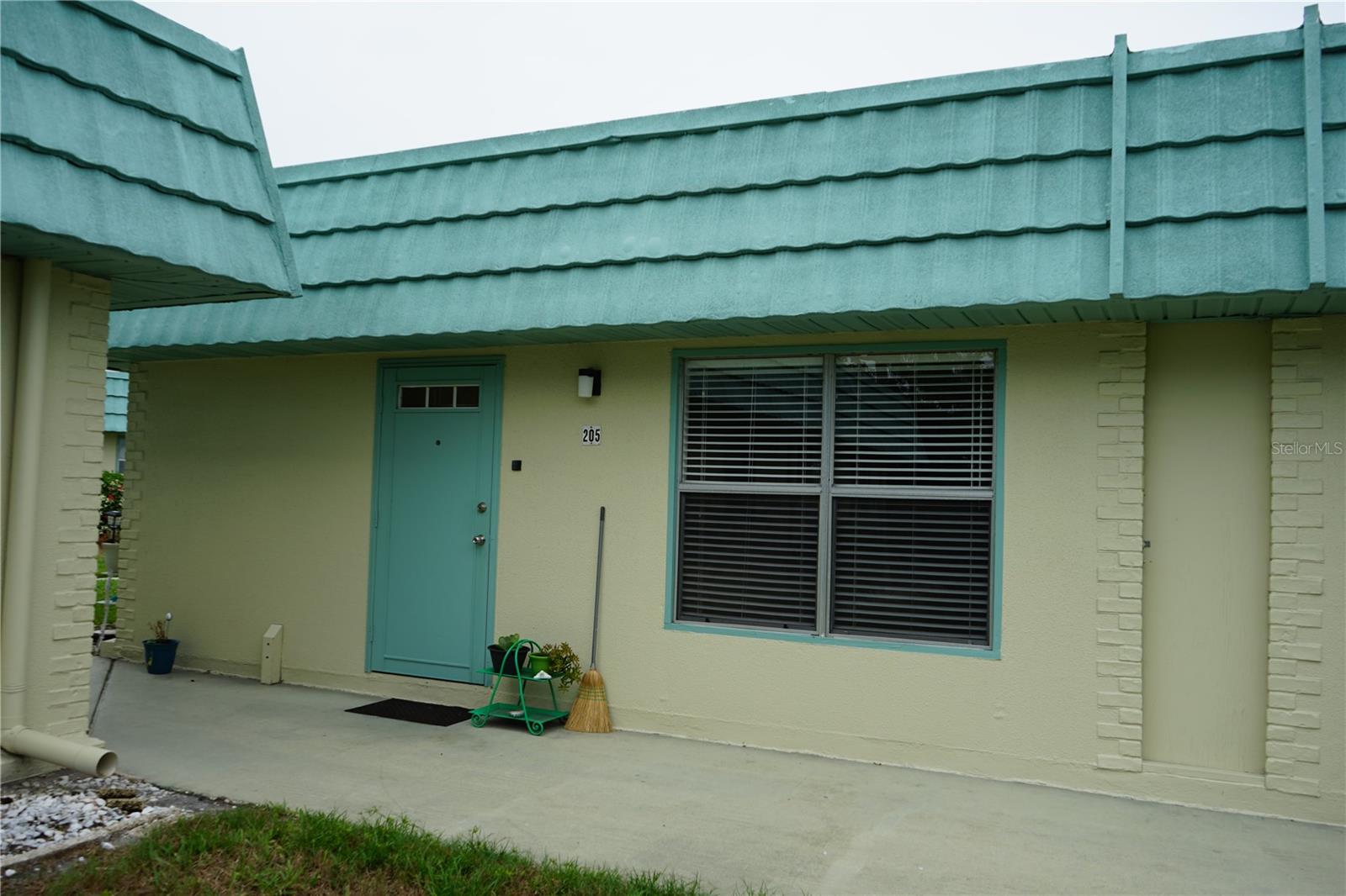 101 CAMBRIDGE TRL #205, SUN CITY CENTER, FL, 33573