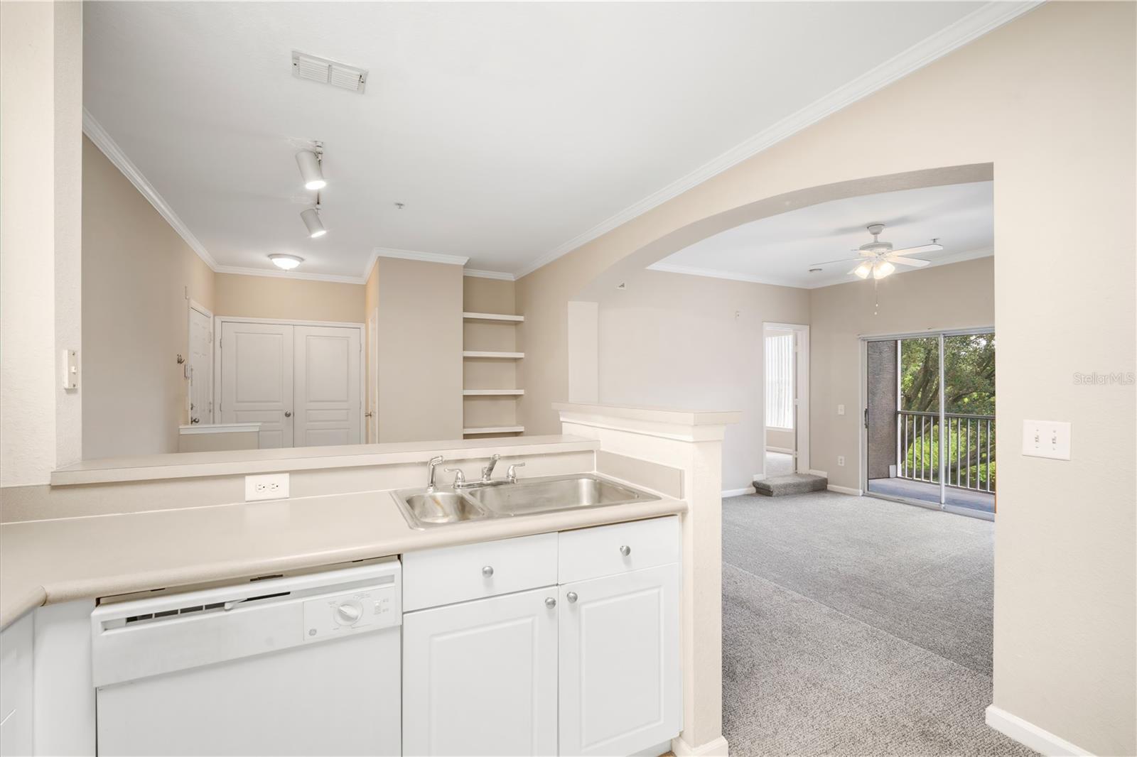 9301 CRESCENT LOOP CIR #206, TAMPA, FL, 33619