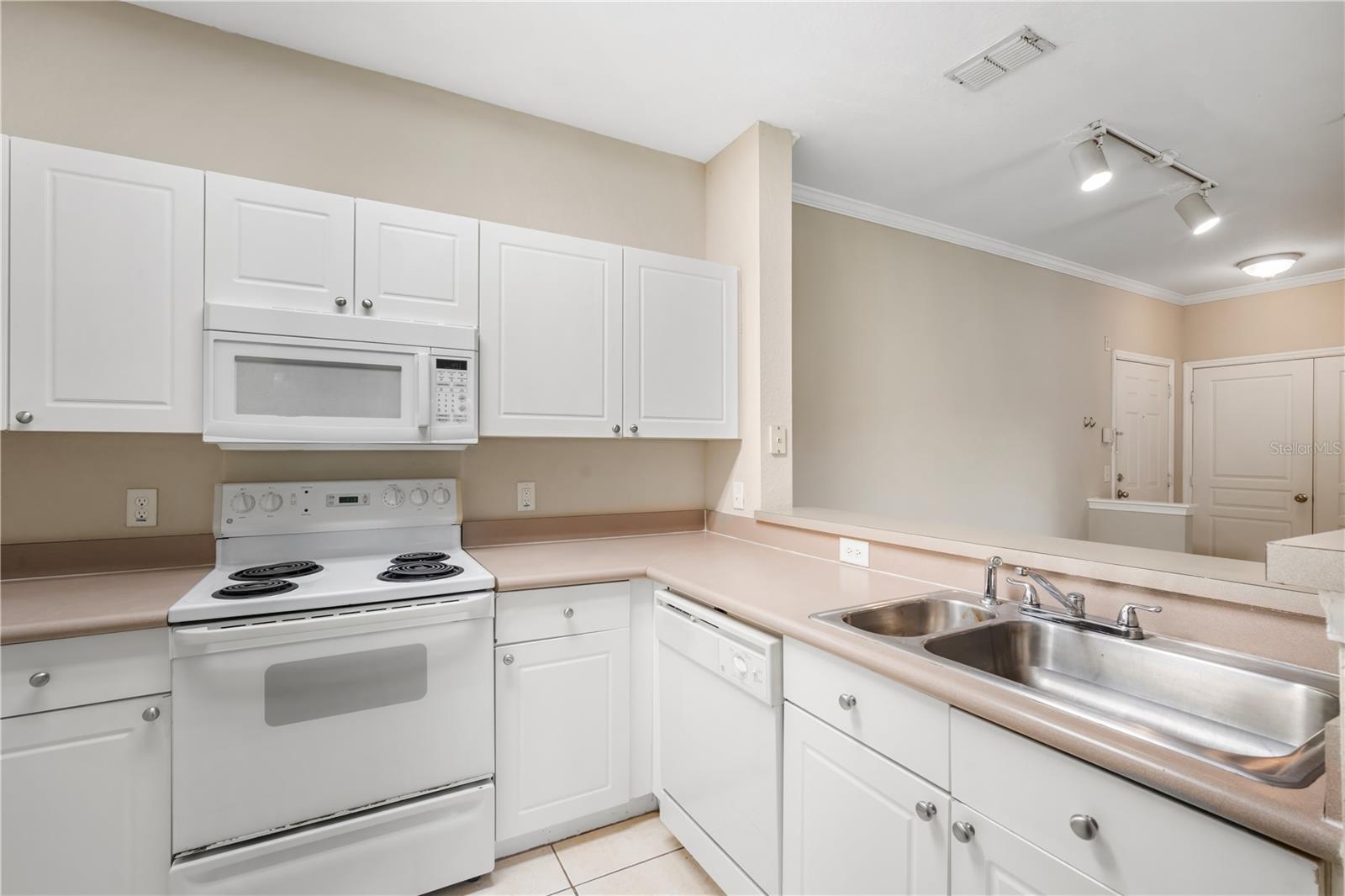 9301 CRESCENT LOOP CIR #206, TAMPA, FL, 33619