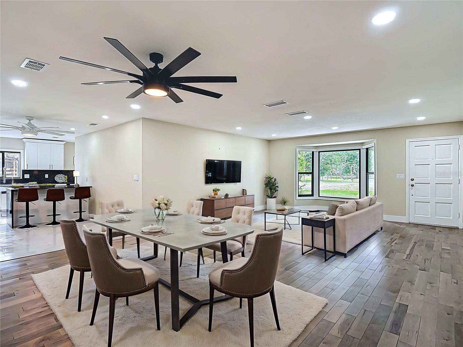 Familyroom/ eat in area