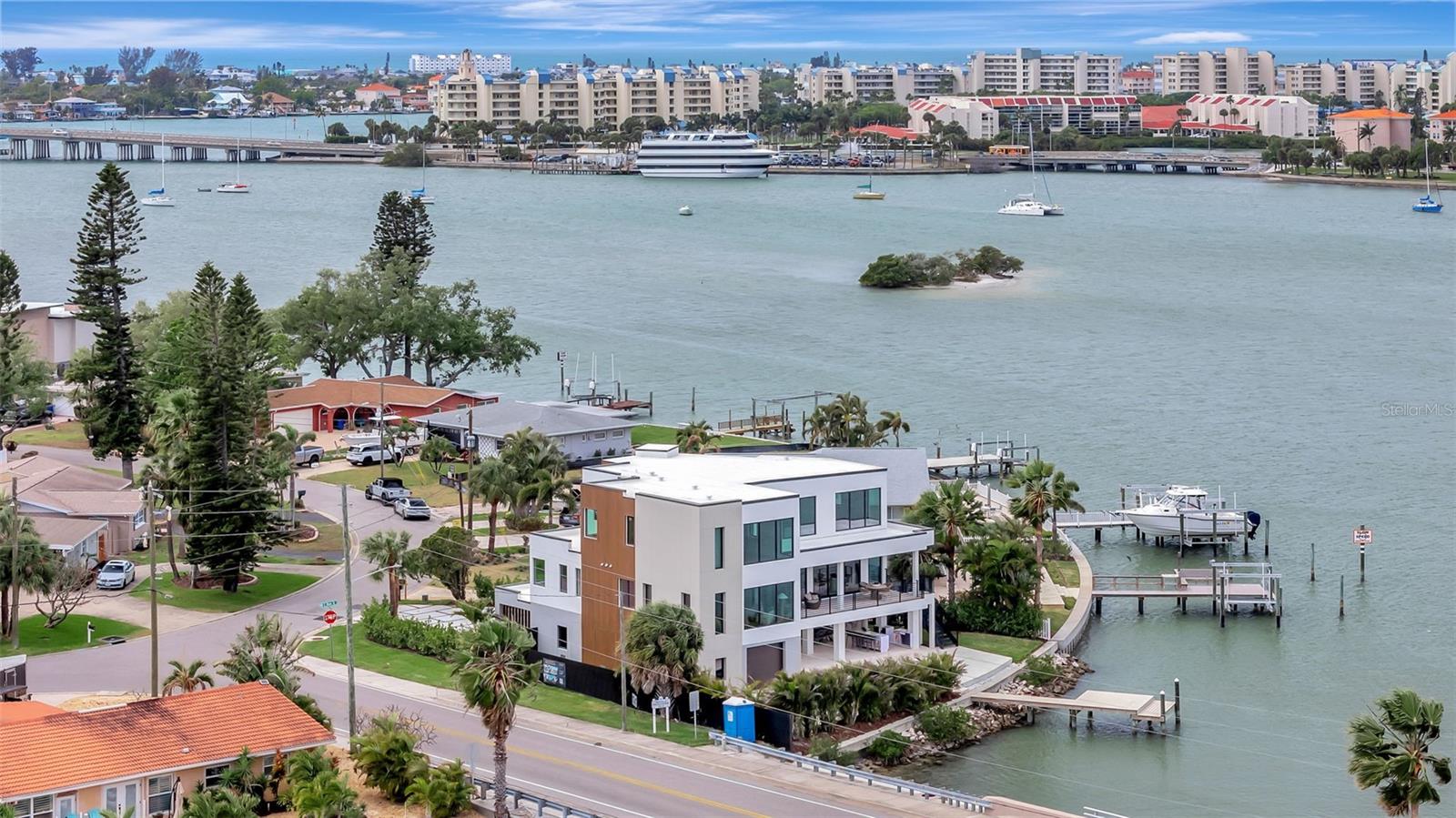 7176 S SHORE DR S, ST PETERSBURG, FL, 33707
