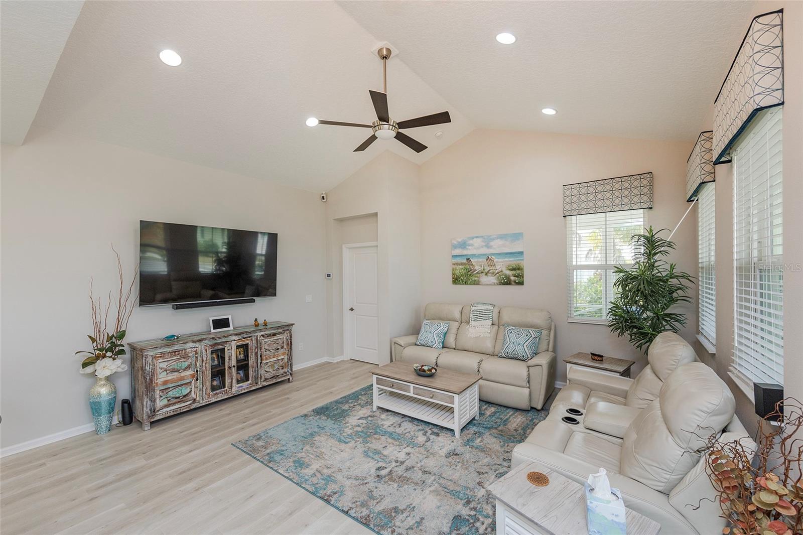 572 LANDSHARK BLVD, DAYTONA BEACH, FL, 32124