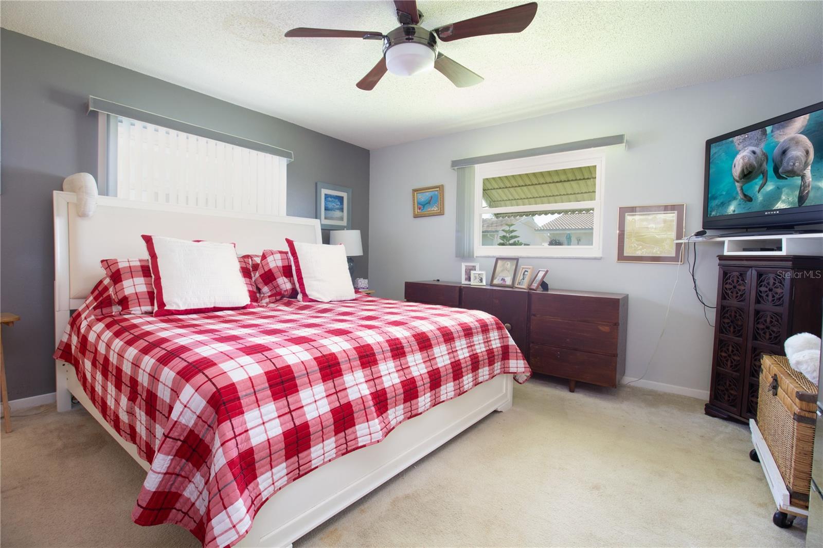 LARGE MASTER SUITE WITH WALKIN CLOSET