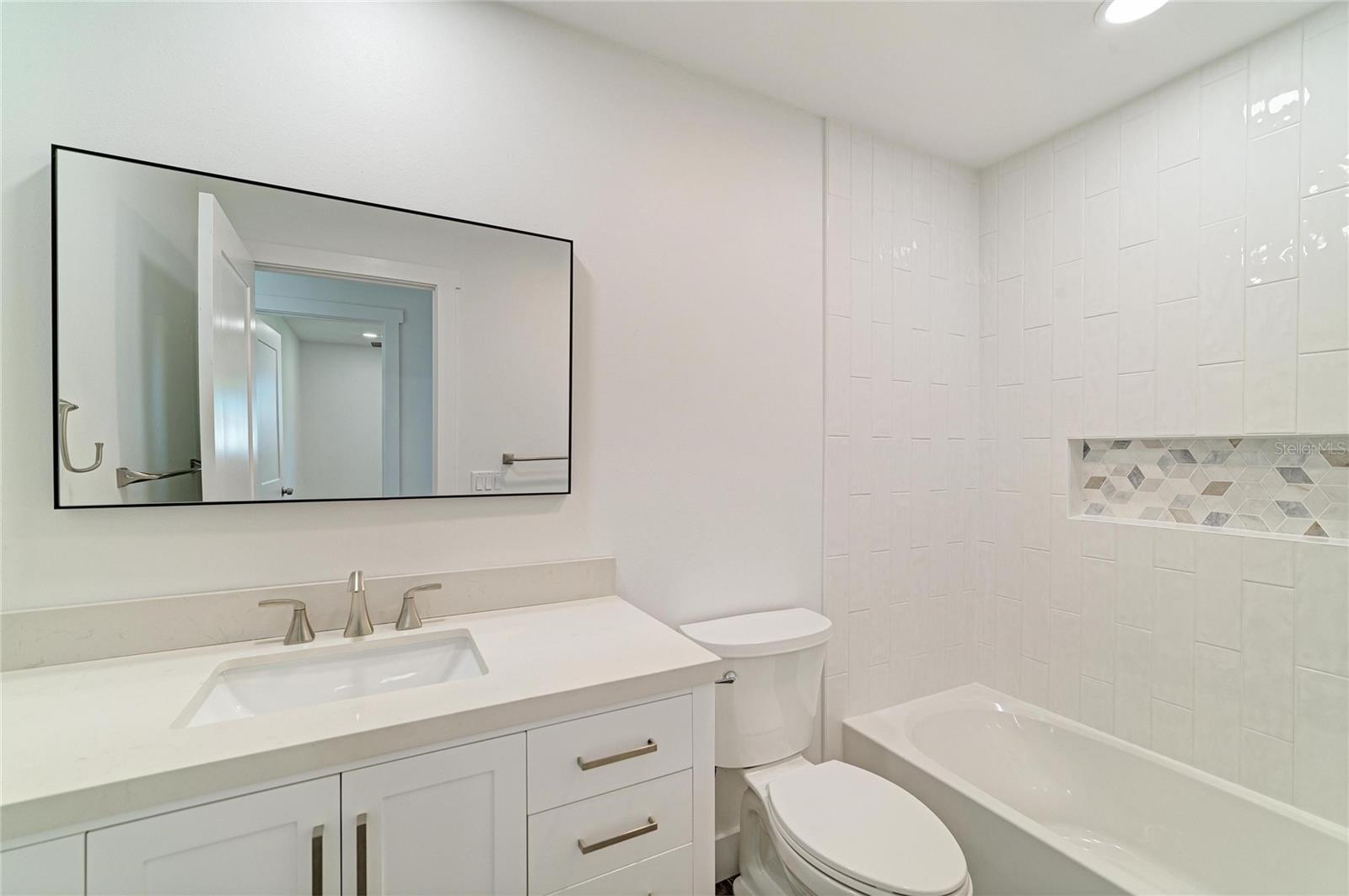 6105 7TH AVENUE DR W, BRADENTON, FL, 34209