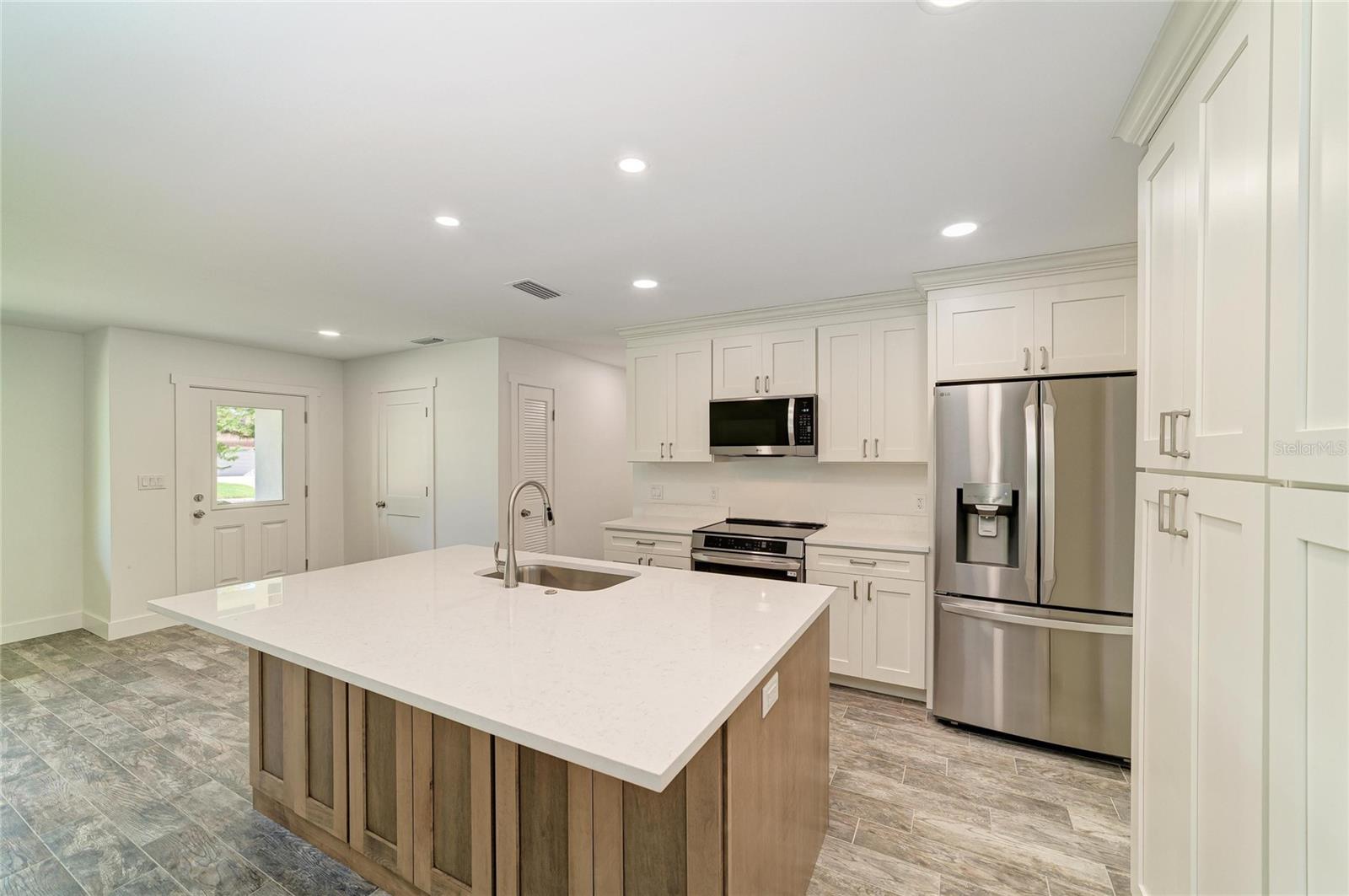 6105 7TH AVENUE DR W, BRADENTON, FL, 34209