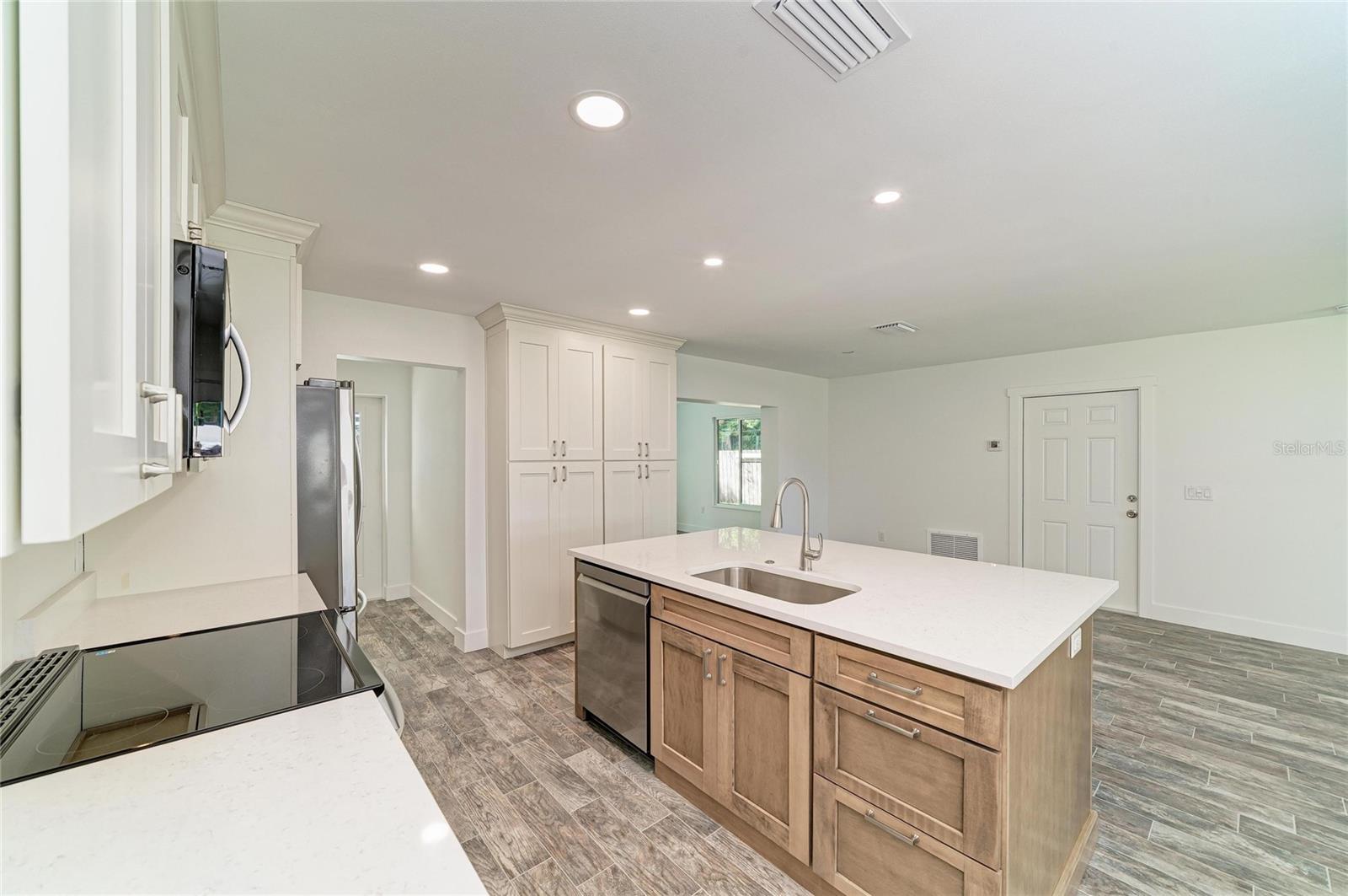 6105 7TH AVENUE DR W, BRADENTON, FL, 34209
