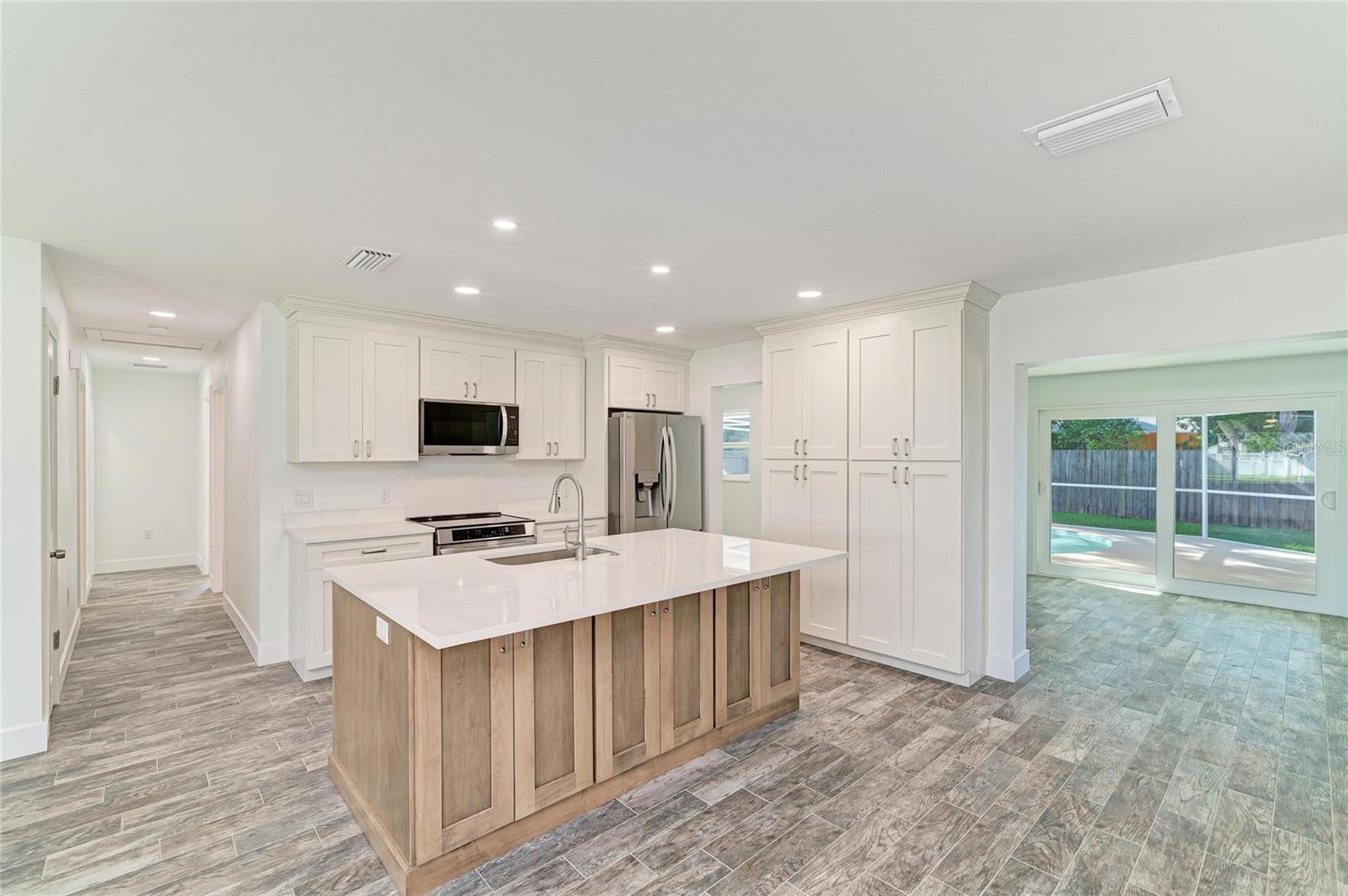 6105 7TH AVENUE DR W, BRADENTON, FL, 34209