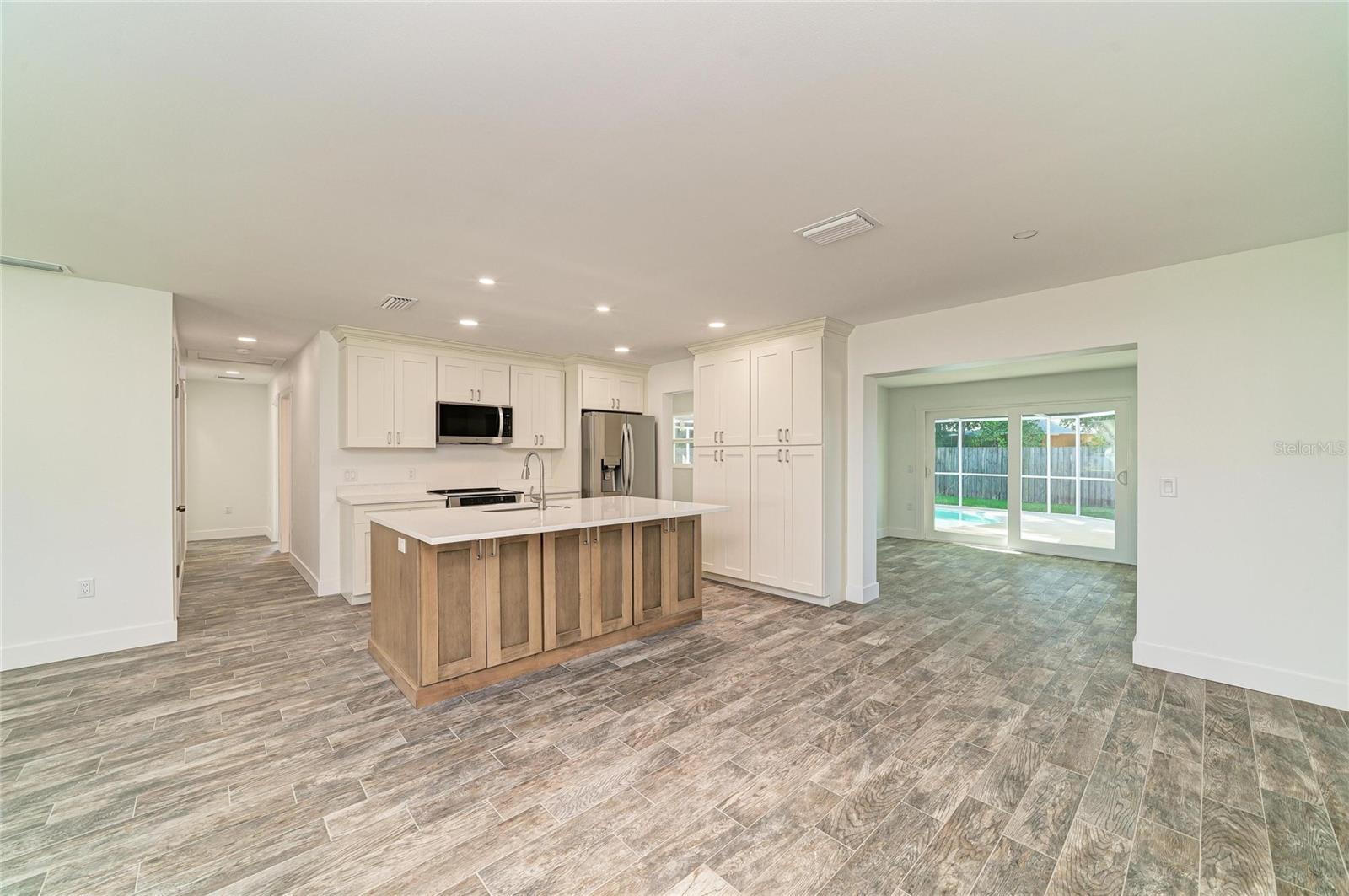 6105 7TH AVENUE DR W, BRADENTON, FL, 34209