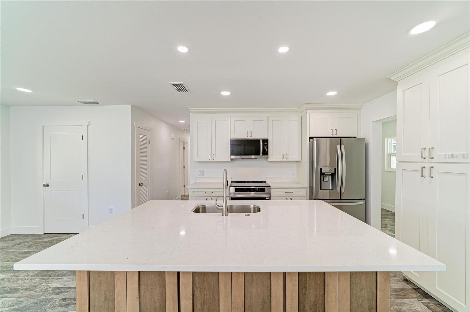 6105 7TH AVENUE DR W, BRADENTON, FL, 34209