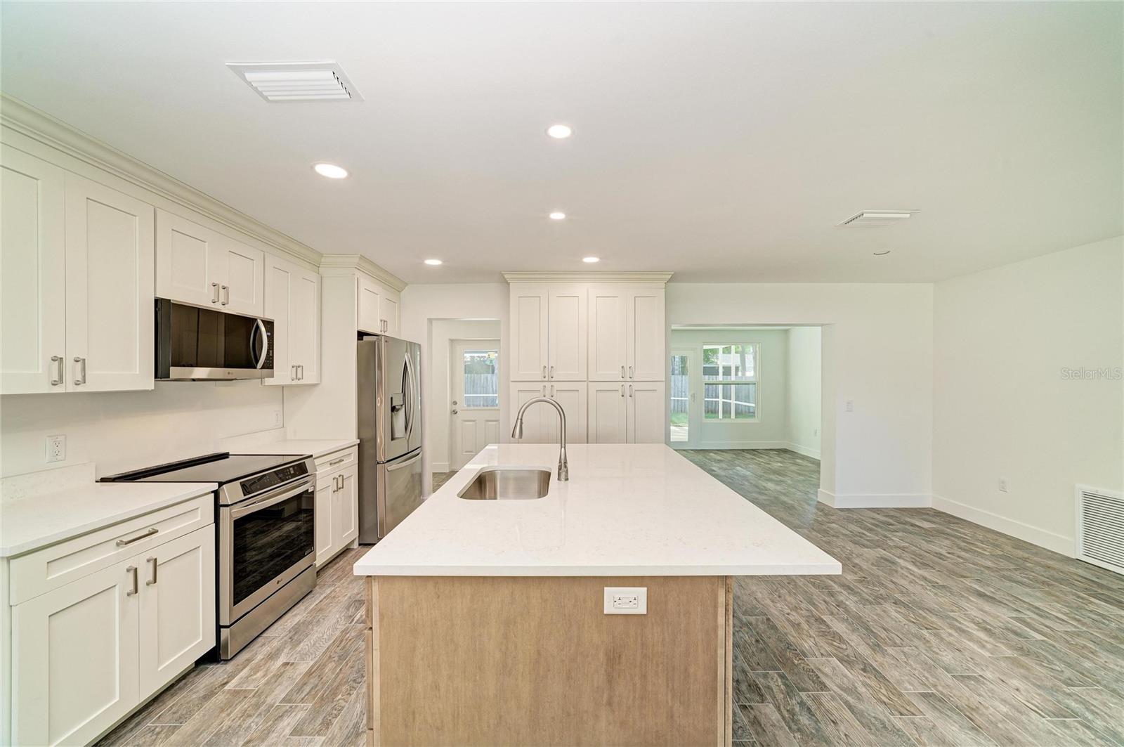 6105 7TH AVENUE DR W, BRADENTON, FL, 34209