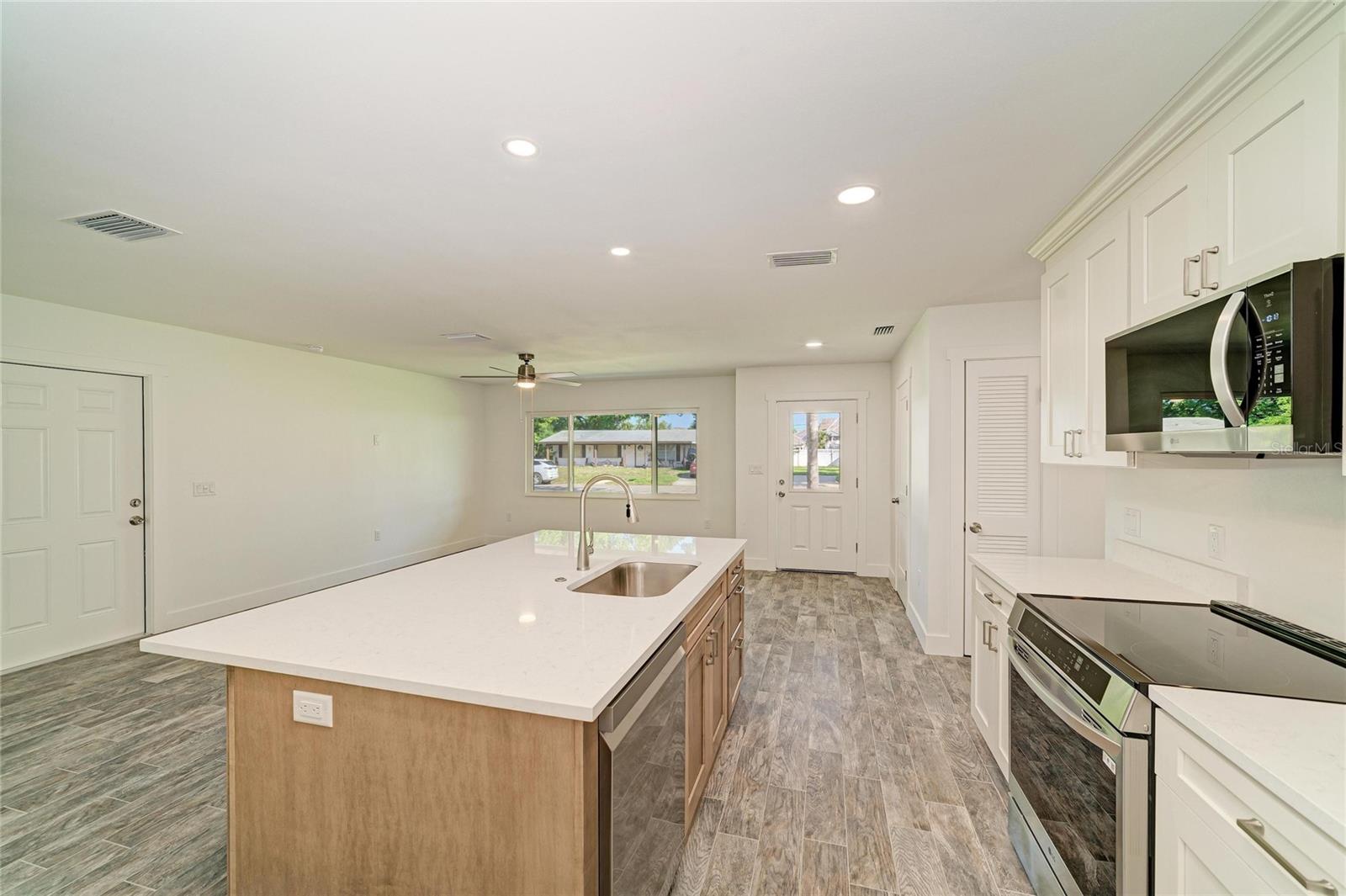 6105 7TH AVENUE DR W, BRADENTON, FL, 34209