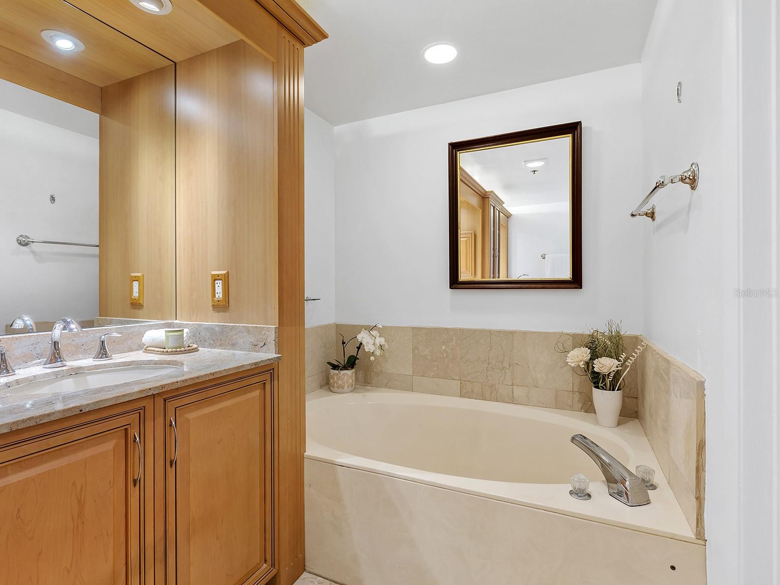 1255 N GULFSTREAM AVE #205, SARASOTA, FL, 34236
