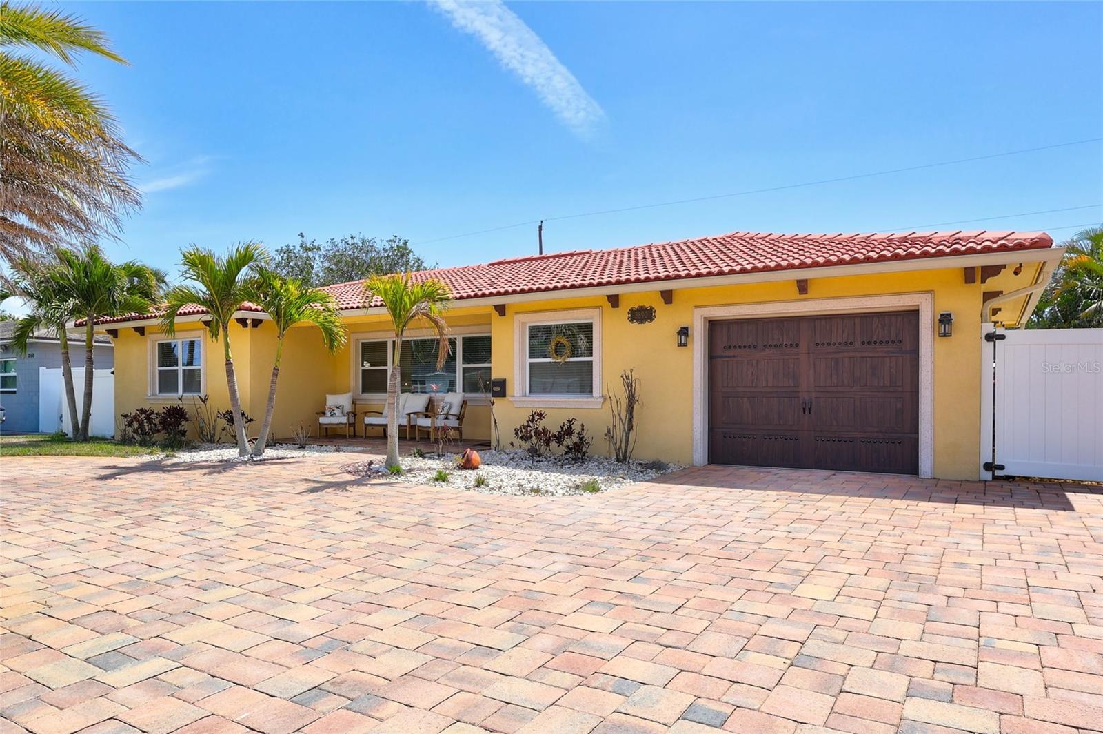 Large semi Circular paver driveway and 1 car garage giving an abundance of parking