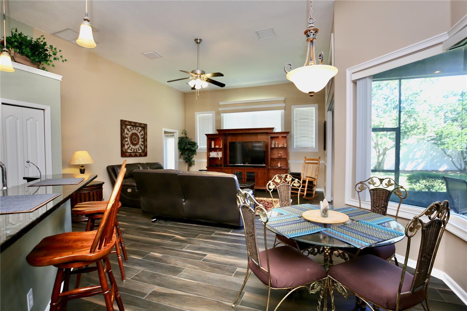 eat in dinette in kitchen area