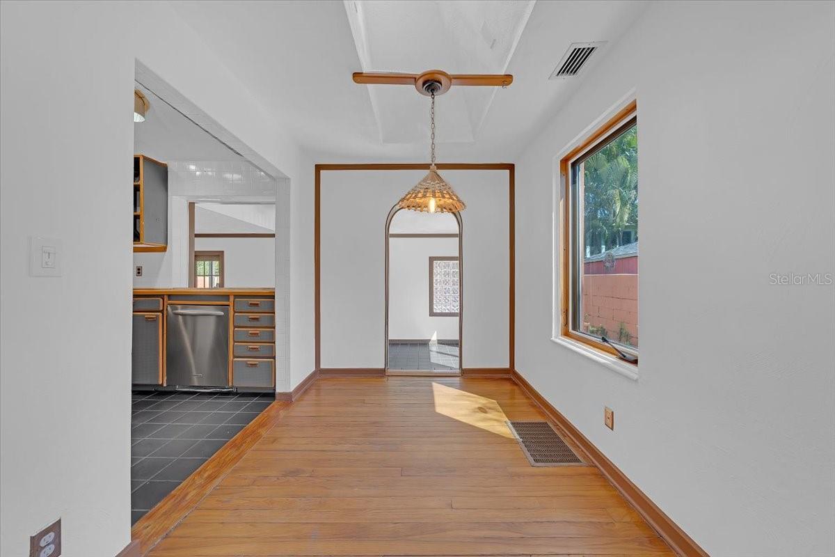 225 17TH AVE SE, ST PETERSBURG, FL, 33701