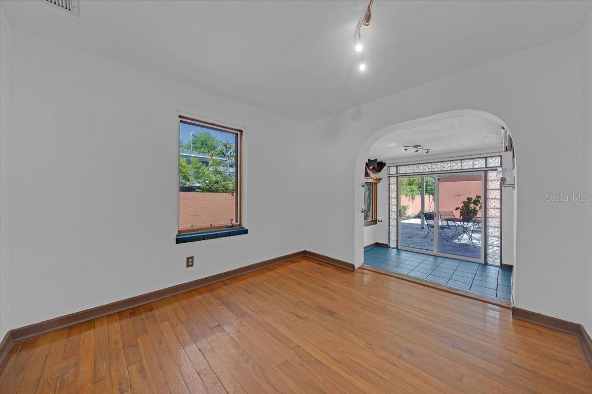 225 17TH AVE SE, ST PETERSBURG, FL, 33701