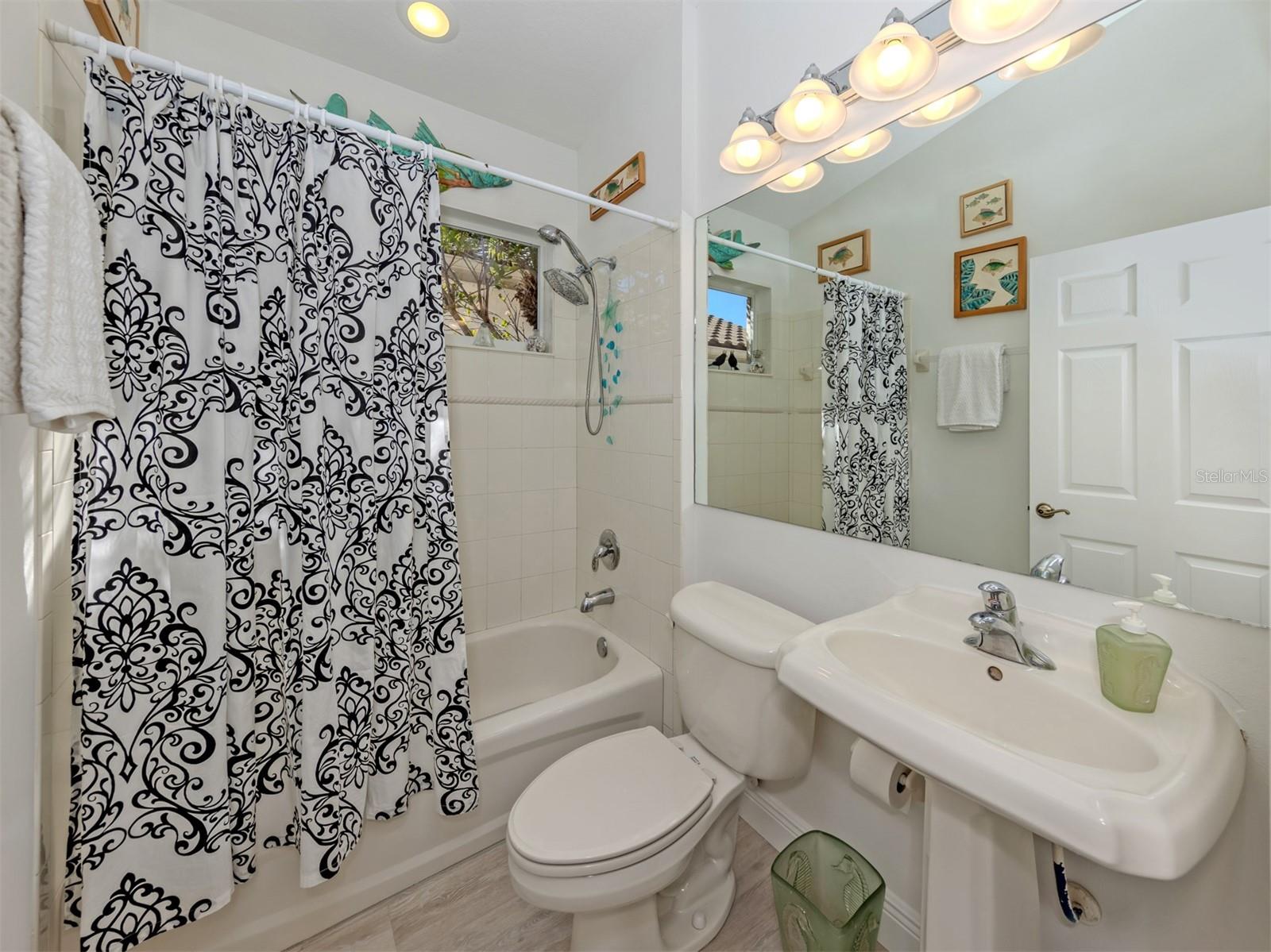 404 PINEWOOD LAKE DR, VENICE, FL, 34285
