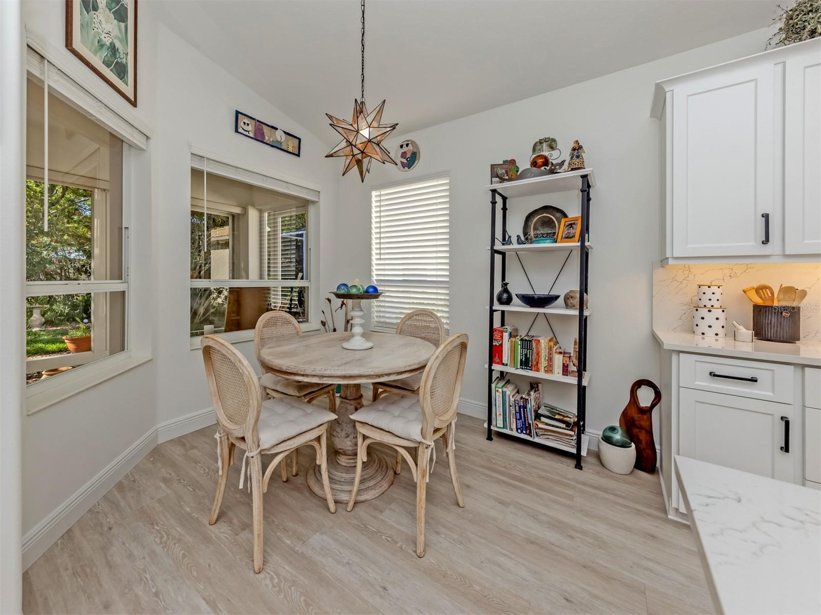 404 PINEWOOD LAKE DR, VENICE, FL, 34285