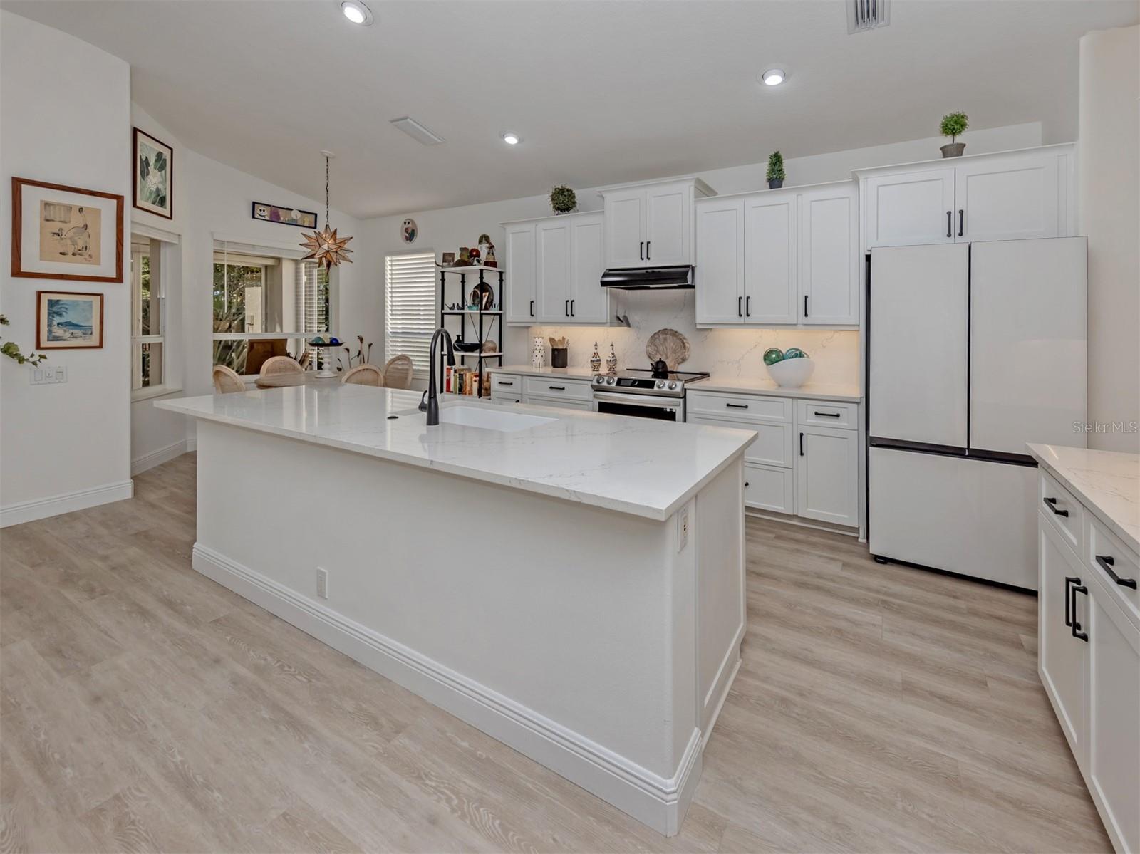 404 PINEWOOD LAKE DR, VENICE, FL, 34285