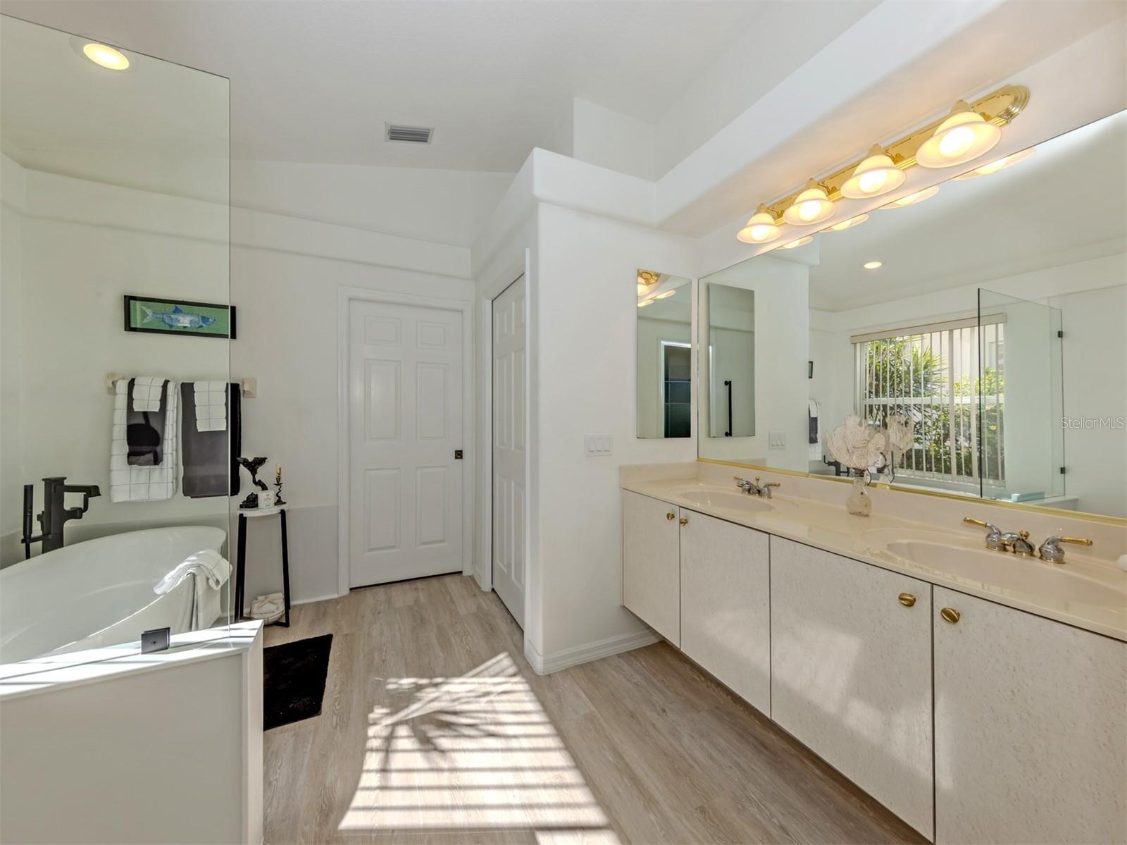 404 PINEWOOD LAKE DR, VENICE, FL, 34285