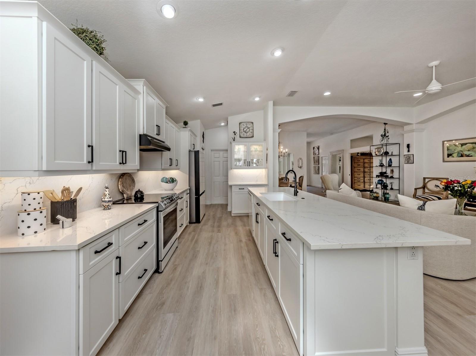 404 PINEWOOD LAKE DR, VENICE, FL, 34285