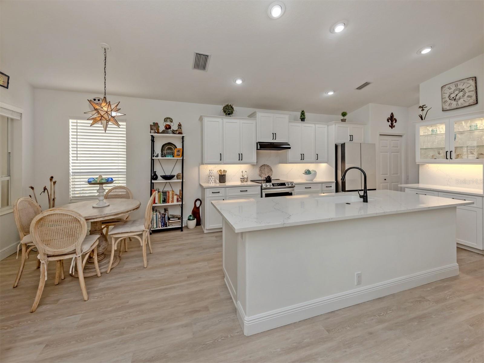 404 PINEWOOD LAKE DR, VENICE, FL, 34285