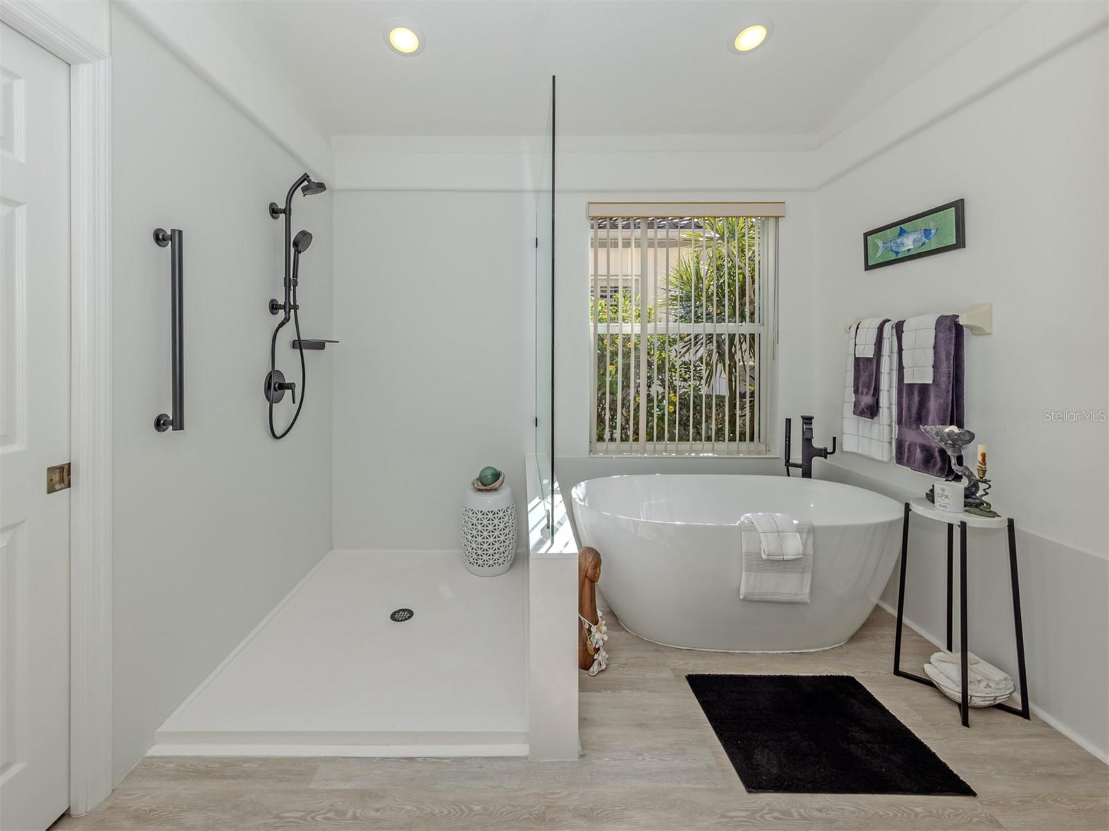 404 PINEWOOD LAKE DR, VENICE, FL, 34285