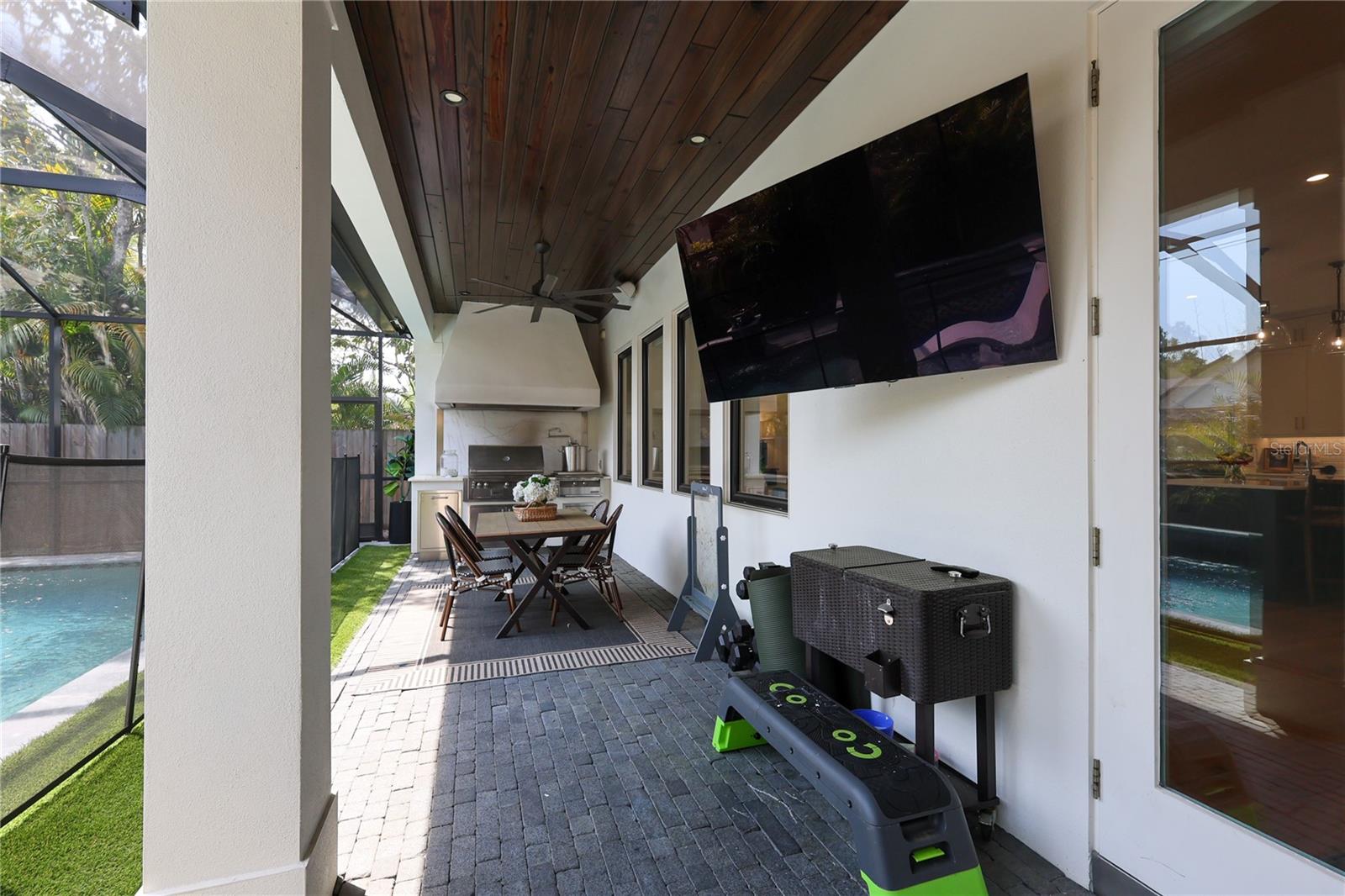 2402 W PARKLAND BLVD, TAMPA, FL, 33609