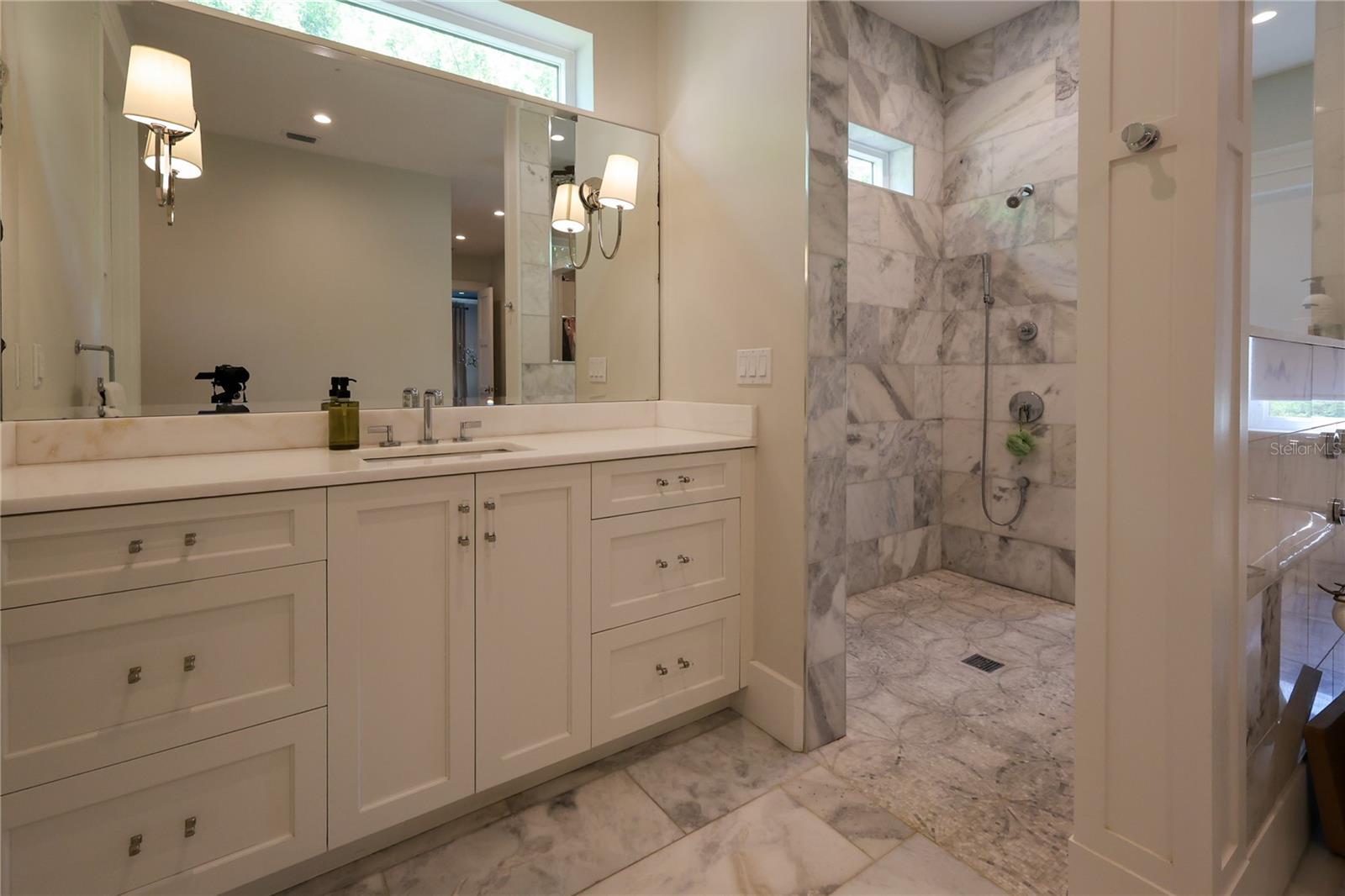 2402 W PARKLAND BLVD, TAMPA, FL, 33609