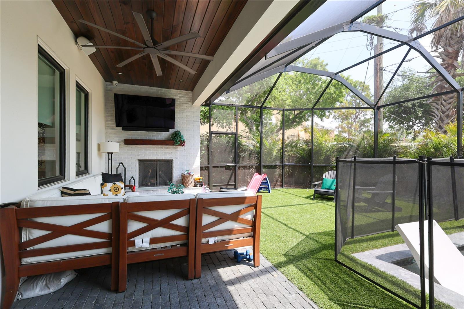 2402 W PARKLAND BLVD, TAMPA, FL, 33609