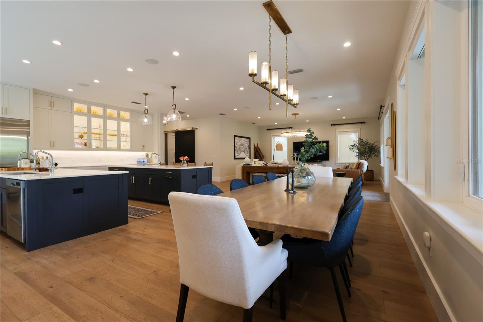 2402 W PARKLAND BLVD, TAMPA, FL, 33609