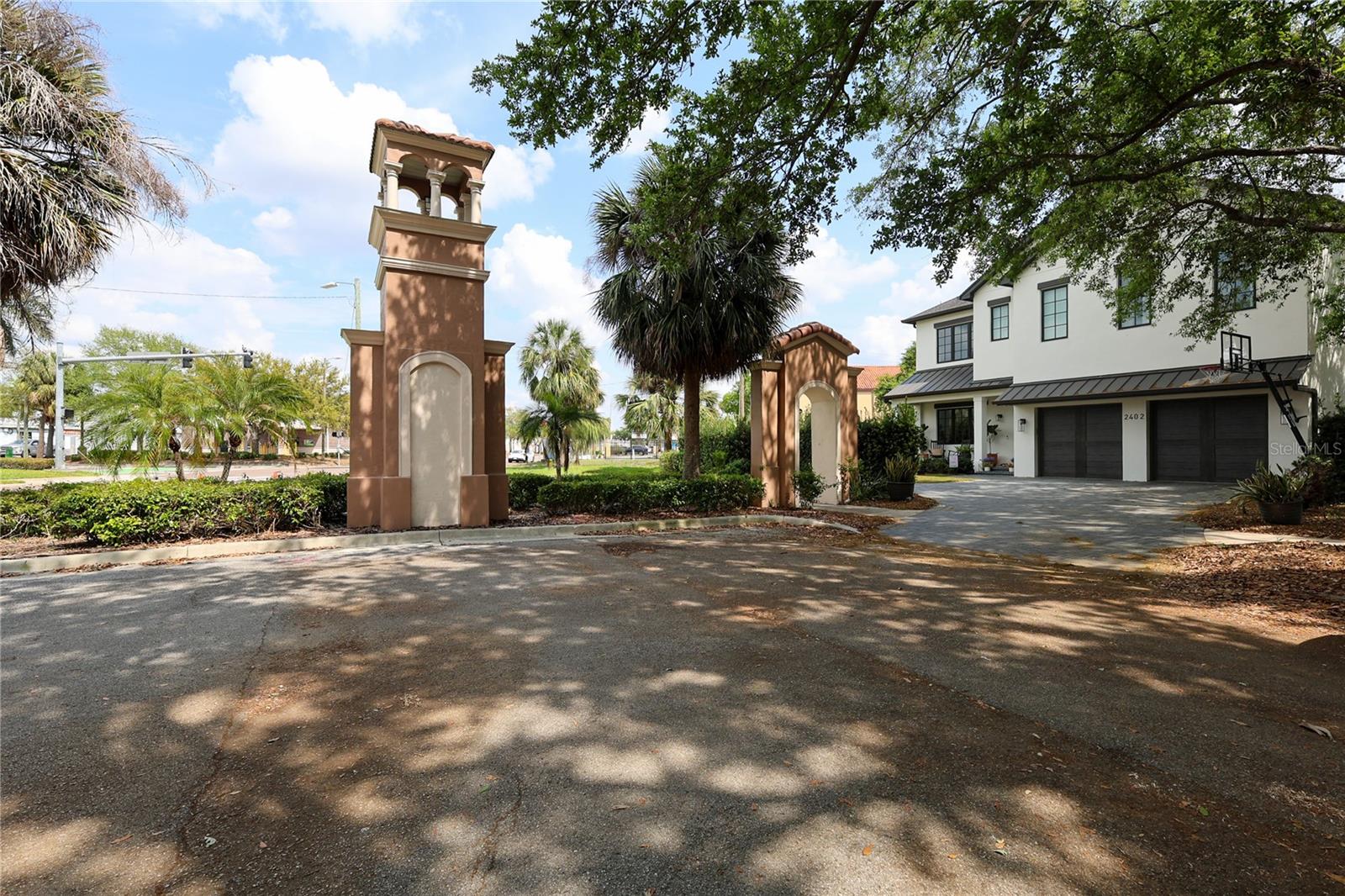 2402 W PARKLAND BLVD, TAMPA, FL, 33609