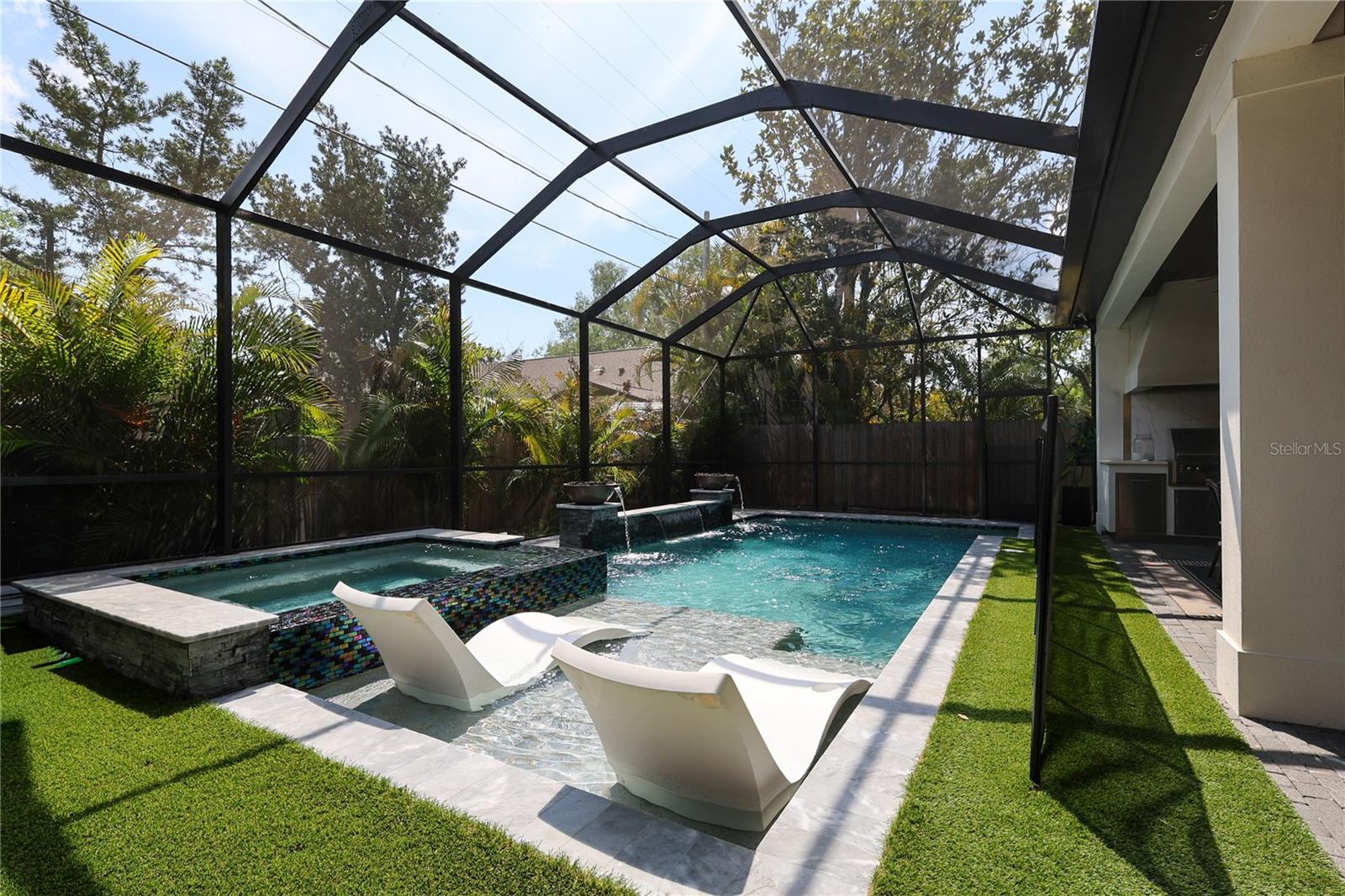 2402 W PARKLAND BLVD, TAMPA, FL, 33609