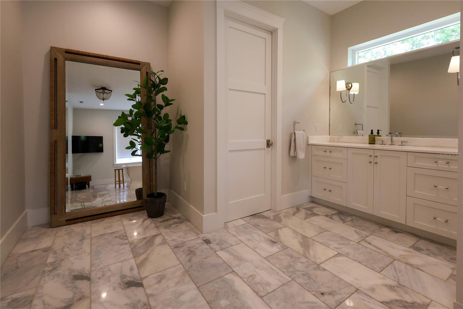 2402 W PARKLAND BLVD, TAMPA, FL, 33609