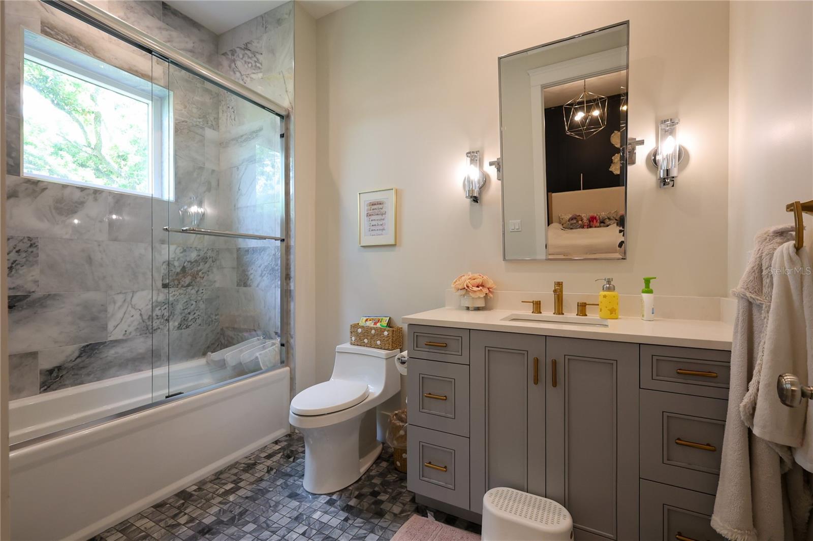 2402 W PARKLAND BLVD, TAMPA, FL, 33609