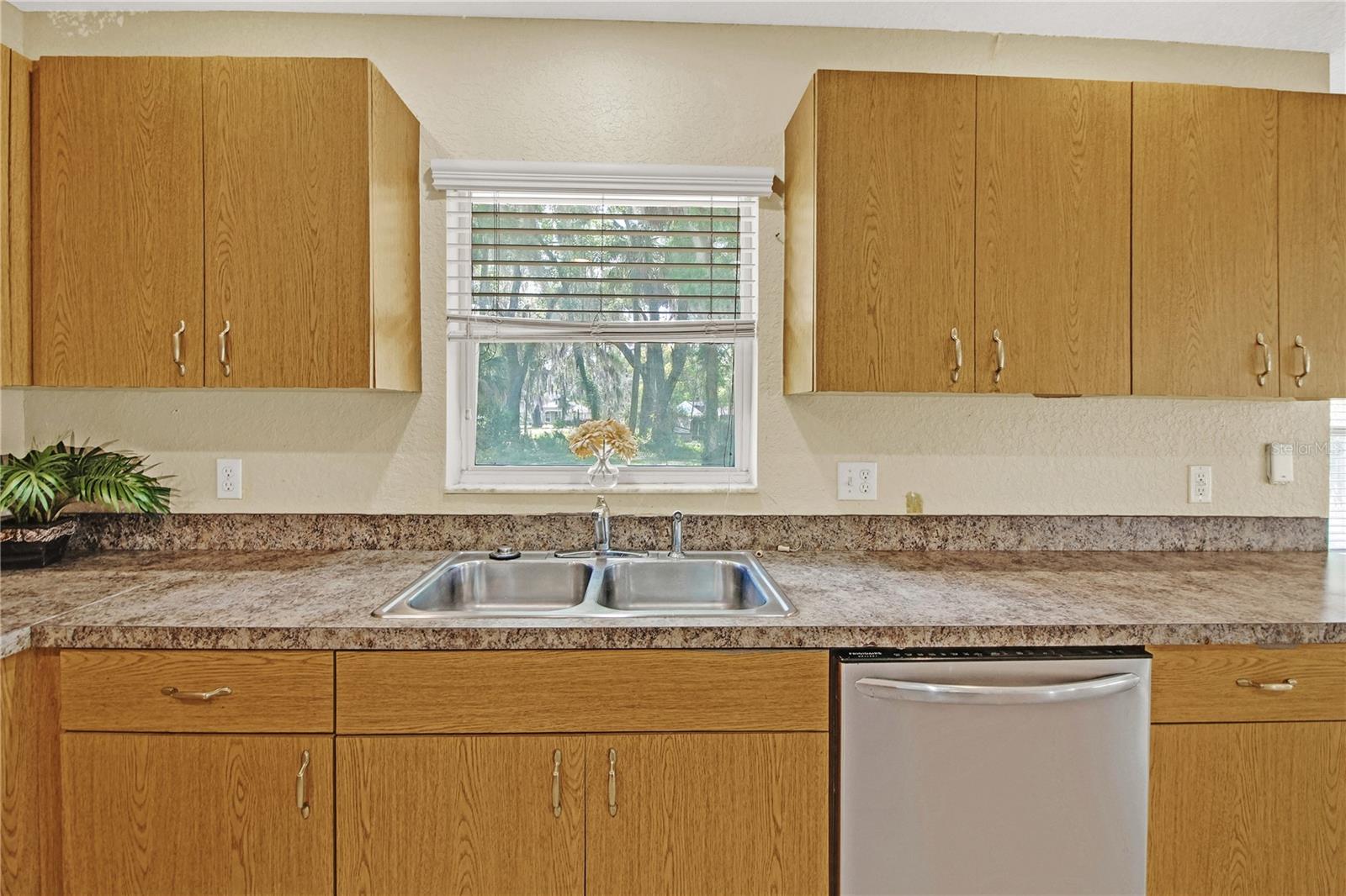 305 W FOUNTAIN ST, FRUITLAND PARK, FL, 34731