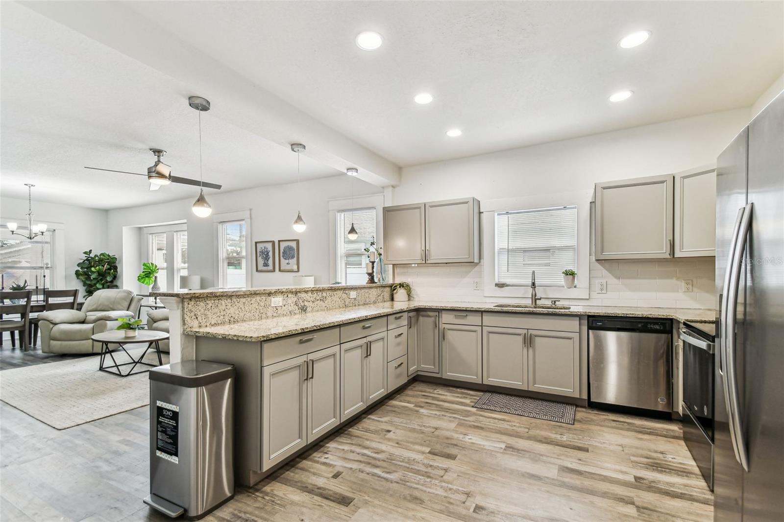 904 E HAMILTON AVE, TAMPA, FL, 33604