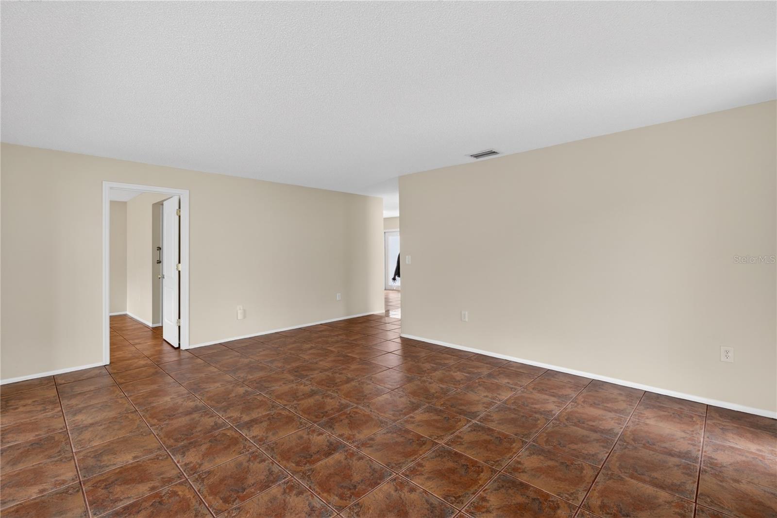 3501 N VILLAGE CT #220, SARASOTA, FL, 34231