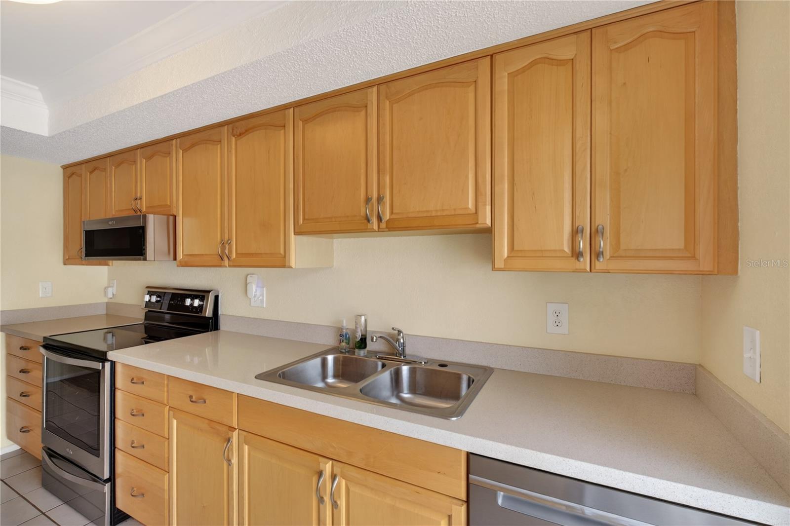 3501 N VILLAGE CT #220, SARASOTA, FL, 34231