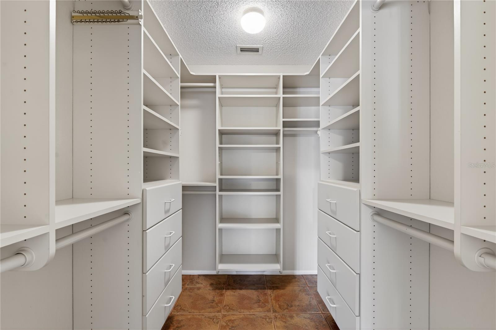 3501 N VILLAGE CT #220, SARASOTA, FL, 34231